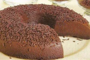 Brigadeirão com cobertura de brigadeiro