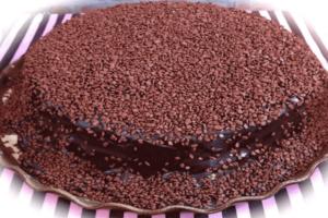 Receita de Bolo de chocolate macio e com cobertura de brigadeiro