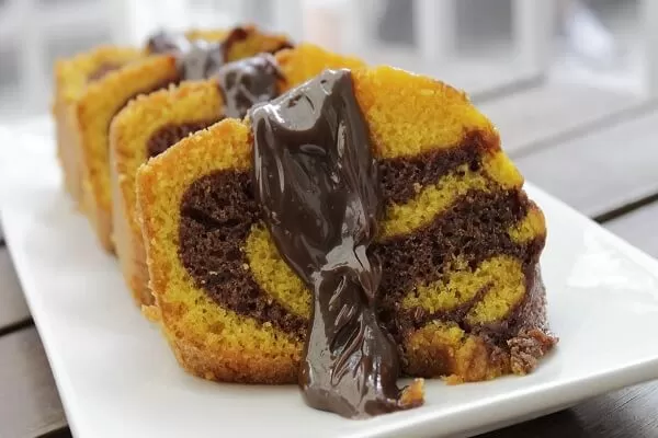 O bolo de cenoura com cobertura de chocolate crocante