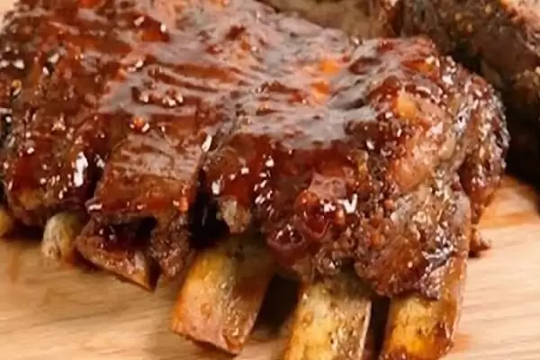 Costelinha suína assada simples, uma alternativa para o almoço de domingo.