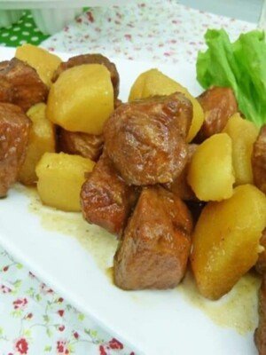 carne de porco com batatas