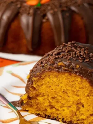 Bolo de cenoura com cobertura de chocolate