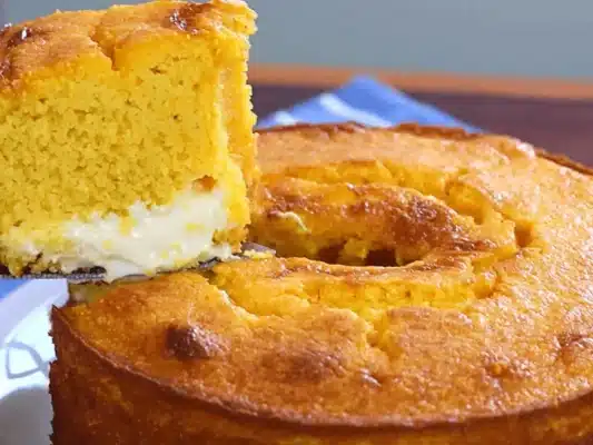 Bolo de milho com requeijão