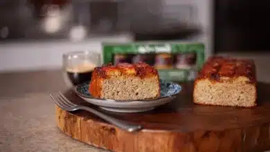 Bolo de banana com calda de caramelo