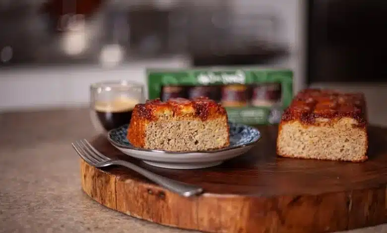 Bolo de banana com calda de caramelo