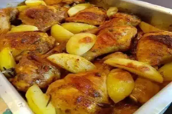 A receita de frango assado com batatas, é uma opção de almoço simples e barato