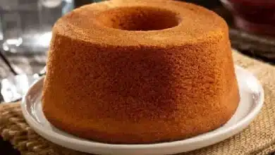 Aprenda fazer um bolo de fubá cremoso simples e prático