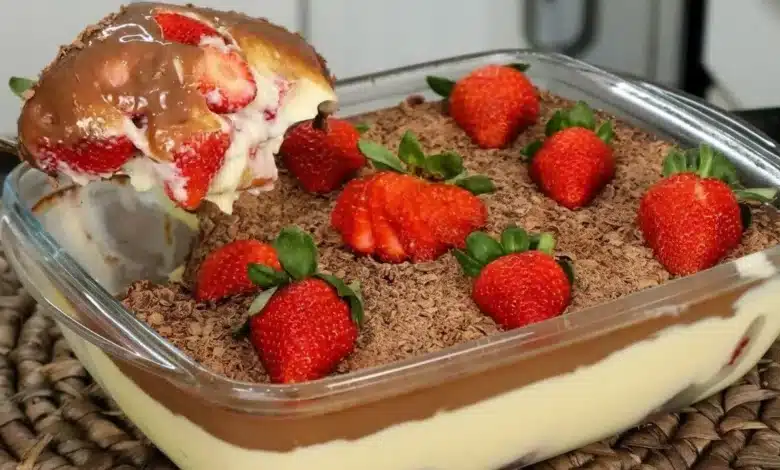 Bombom na travessa de morango para uma sobremesa fácil de fazer