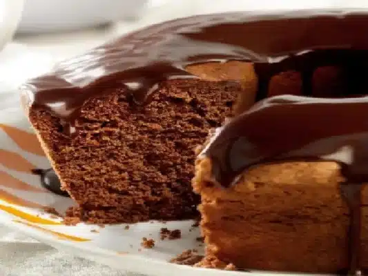 Bolo de chocolate com cobertura de ganache
