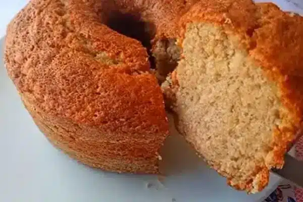 Bolo de banana fofinho simples e prático