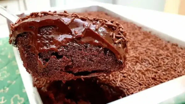 Receita de Bolo de chocolate com cobertura de brigadeiro