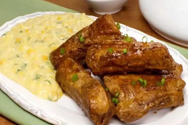 Costelinha de porco com creme de milho