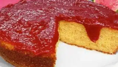 Bolo de fubá com calda de goiaba