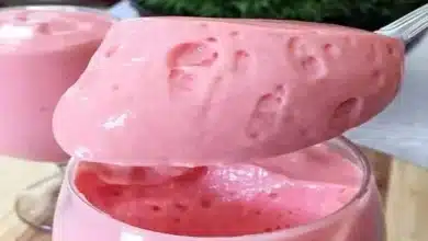 Mousse de morango com suco tang