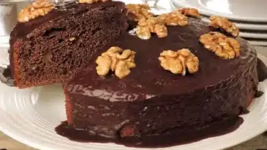 Bolo de café com nozes, além de fica uma delícia é fácil de fazer