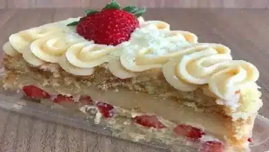 Bolo gelado de ninho com morangos