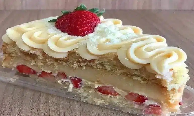 Bolo gelado de ninho com morangos