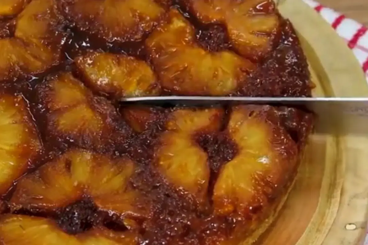 Torta de abacaxi caramelizada fácil de fazer