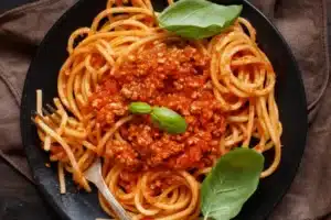 Macarrão com carne moída e molho de tomate