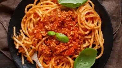 Macarrão com carne moída e molho de tomate