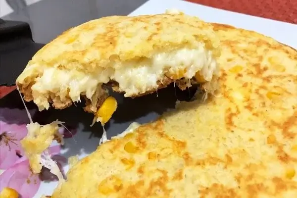 Torta de milho e queijo na frigideira
