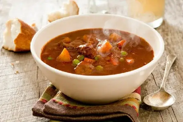 Caldo de carne com vegetais.