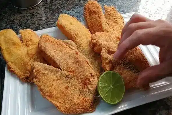 Filé de tilápia empanada no fubá