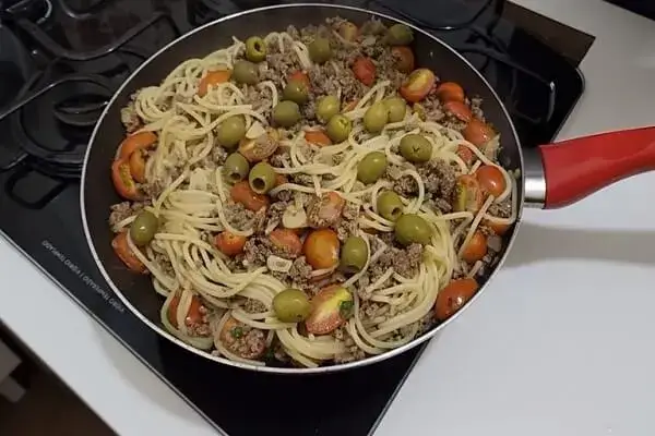 Como preparar o macarrão na manteiga com carne moída