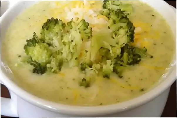 sopa de brócolis com gorgonzola