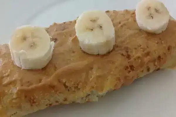 Panqueca de banana com pasta de amendoim