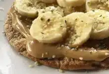 panqueca de banana com pasta de amendoim