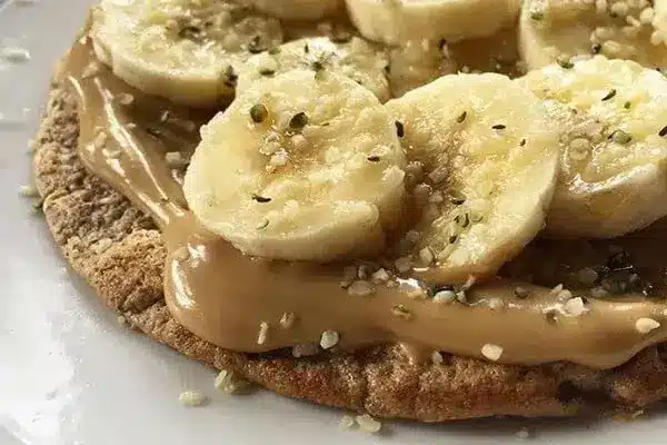 panqueca de banana com pasta de amendoim