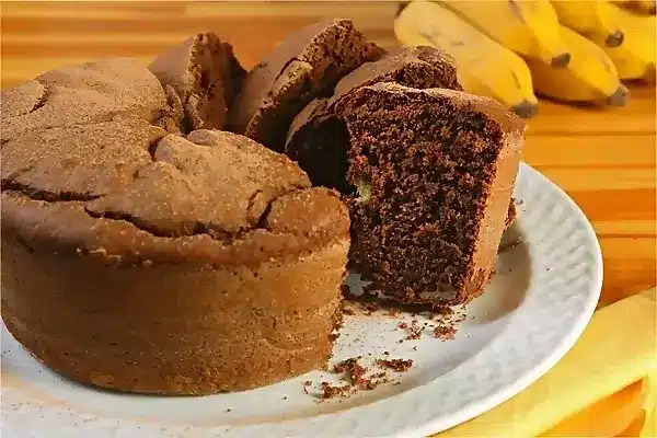 Bolo integral de chocolate com banana