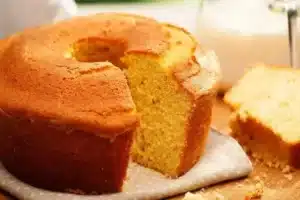 Bolo de milho com farinha de trigo simples de preparar