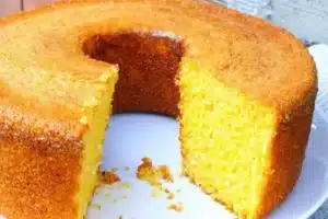 Bolo de flocão de milho com creme de leite