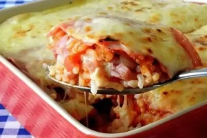 Como fazer arroz de forno com presunto e queijo