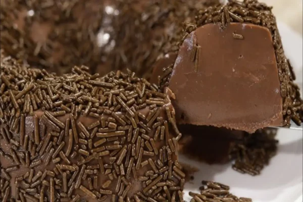 O Brigadeirão de Liquidificador é uma receita simples d epreparar, quem além de levar poucos ingredidntes fica pronto em poucos minutos