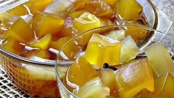Doce de mamão verde ralado em potes de vidro
