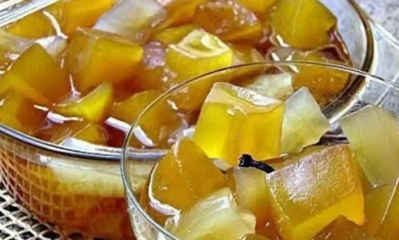 Doce de mamão verde ralado em potes de vidro