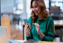 Mulher sorrindo após, aprovação de empréstimo com score baixo em banco digital