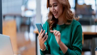 Bancos que aprovam empréstimo com score baixo: veja opções reais para conseguir crédito rápido 15 Mulher sorrindo após, aprovação de empréstimo com score baixo em banco digital