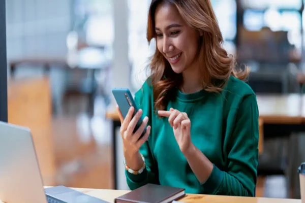 Mulher sorrindo após, aprovação de empréstimo com score baixo em banco digital
