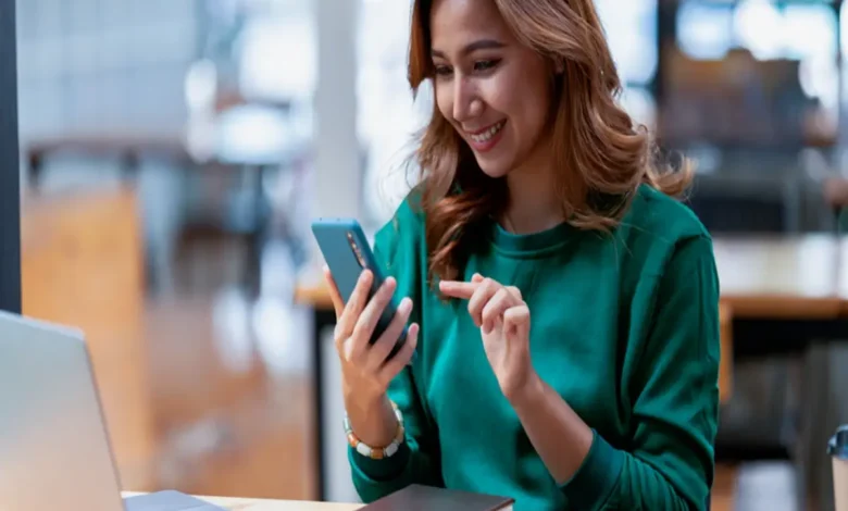 Mulher sorrindo após, aprovação de empréstimo com score baixo em banco digital