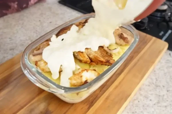 Filé de tilápia ao molho branco com alho-poró