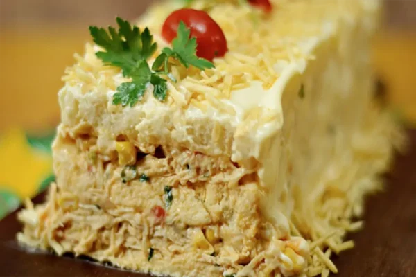 Bolo salgado de pão de forma e frango super cremoso