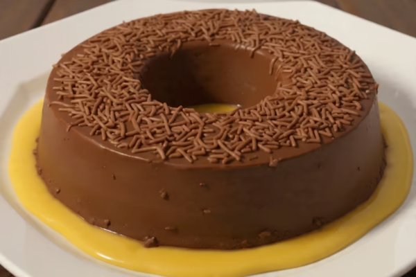 Pudim de brigadeiro com calda de caramelo (cremoso e bem chocolatudo)