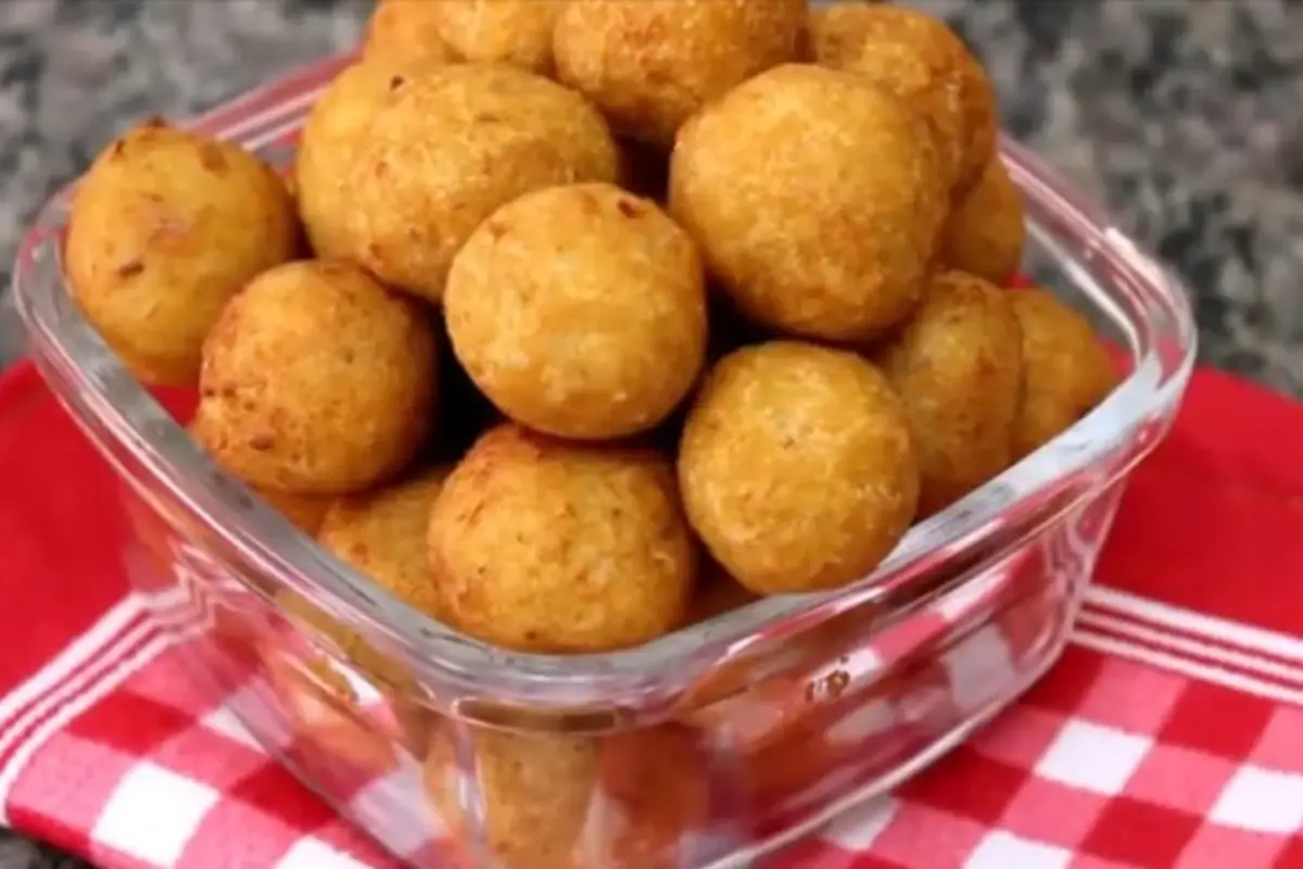 Aprenda a versão caseira, econômica e testada deste bolinho de batata com frango, com recheio super cremoso 2 bolinho de batata com frango