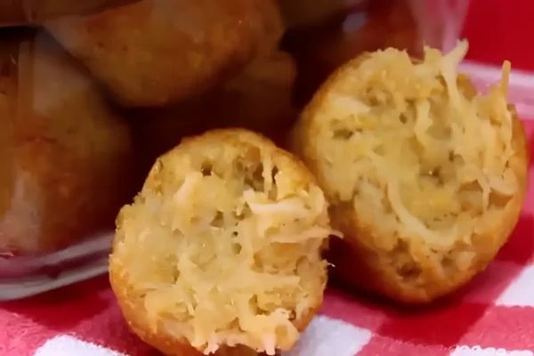Aprenda a versão caseira, econômica e testada deste bolinho de batata com frango, com recheio super cremoso