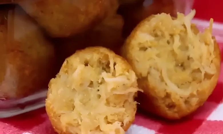 Aprenda a versão caseira, econômica e testada deste bolinho de batata com frango, com recheio super cremoso 1 bolinho de batata com frango