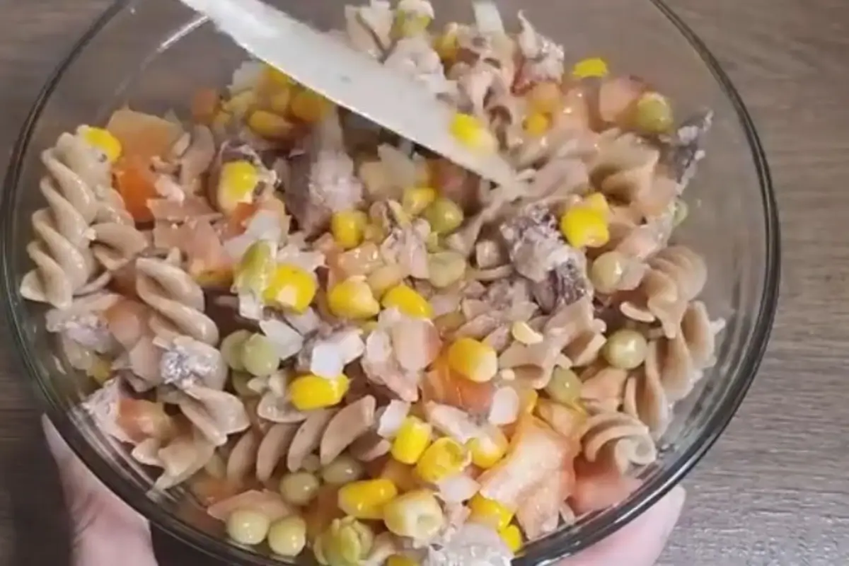 Salada de macarrão integral cremosa; receita fácil de barato